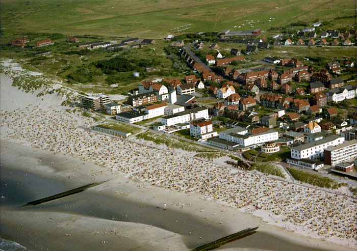 Luftaufnahme vom Strand und vom Dorf