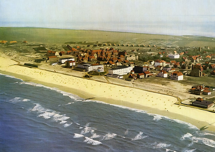 Luftbild vom Strand und vom Dorf