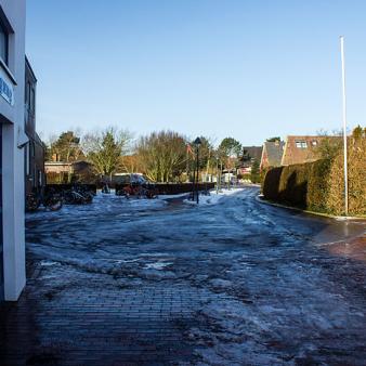 Vor dem Flugplatzgeb&auml;ude. Foto &copy; Erik Kohl 2016