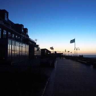 Strandpromenade zur Blauen Stunde. Foto © Erik Kohl 2016
