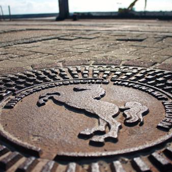 Schachtdeckel vom Hafenamt. Foto &copy; Erik Kohl 2021