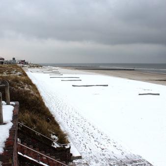 Verschneiter Hauptstrand. Foto © Erik Kohl 2012
