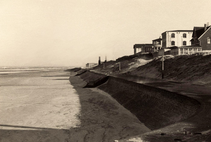 Strandmauer nach der Sturmflut