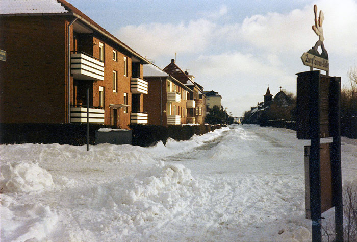 Verschneites Dorf