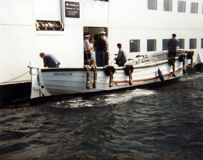 Börteboot neben der MS Harlingerland