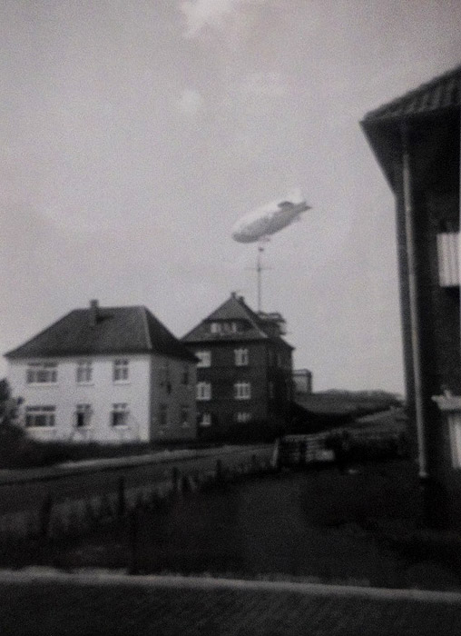 Zeppelin über dem Dorf