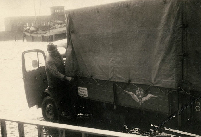 Lkw am überfluteten Hafen Harlesiel