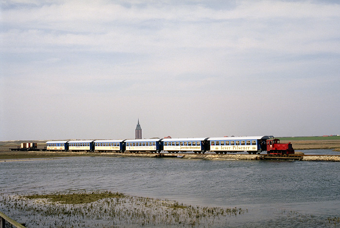 Inselbahn-Zug im Westaußengroden